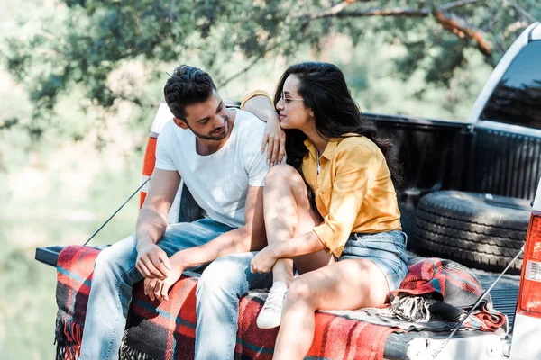 Felice Ragazza Occhiali Sole Guardando Bello Uomo Barbuto — Foto Stock