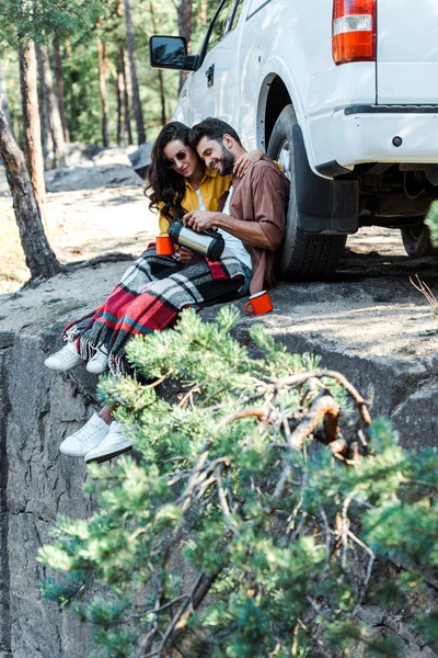 Enfoque Selectivo Mujer Sosteniendo Taza Mientras Que Hombre Feliz Verter — Foto de Stock