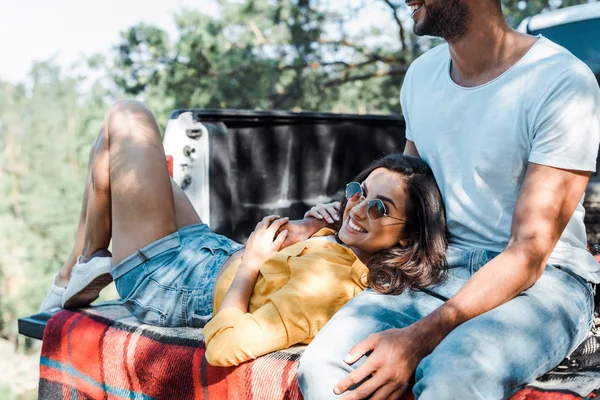 Vista Recortada Hombre Barbudo Feliz Sonriendo Cerca Chica Acostada Manta — Foto de Stock