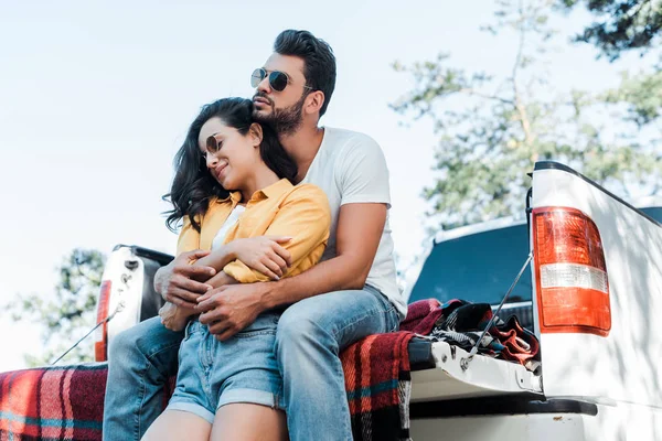 Hombre Guapo Abrazando Hermosa Chica Gafas Sol Cerca Coche —  Fotos de Stock