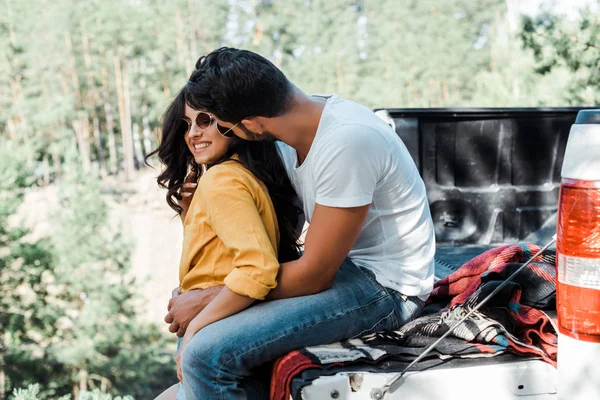 Araba Yakınında Güneş Gözlüğü Güzel Kız Sarılma Sakallı Adam — Stok fotoğraf