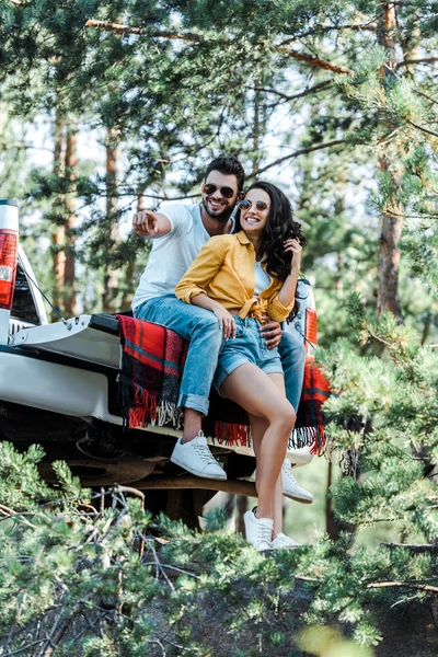 Foyer Sélectif Homme Barbu Joyeux Pointant Doigt Près Femme Dans — Photo