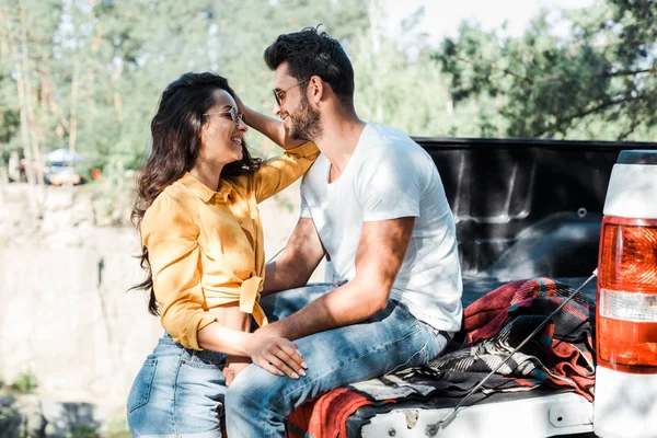 Homem Barbudo Alegre Olhando Para Mulher Feliz Óculos Sol — Fotografia de Stock