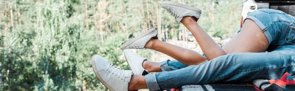 Plano Panorámico Del Hombre Mujer Acostados Manta Cuadros Bosque — Foto de Stock