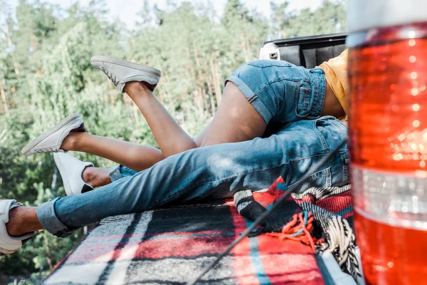 Selectieve Focus Van Man Vrouw Liggend Geruite Deken Hout — Stockfoto