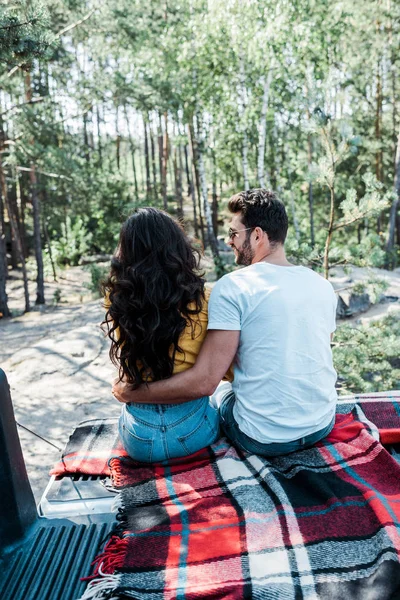 Visão Traseira Homem Mulher Abraçando Enquanto Sentado Floresta — Fotografia de Stock