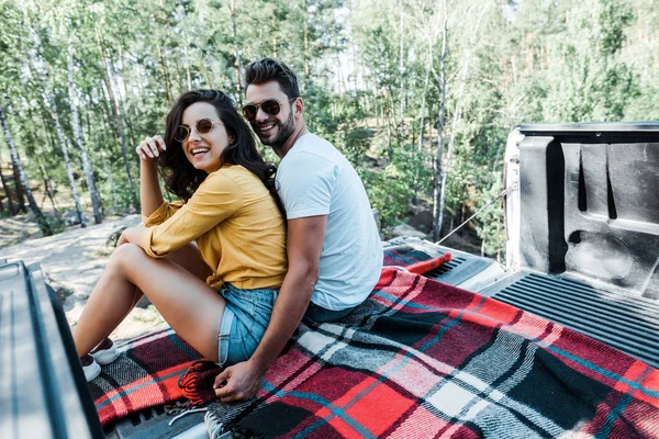 Selective Focus Man Hugging Woman While Sitting Car Trunk Woods — Stock Photo, Image