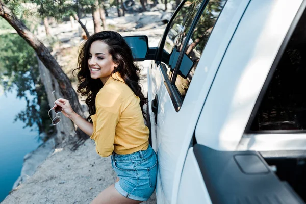 Enfoque Selectivo Chica Alegre Sosteniendo Gafas Sol Cerca Del Coche — Foto de Stock