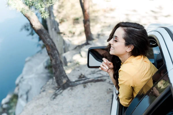Щаслива Дівчина Сонцезахисних Окулярах Посміхається Вікна Автомобіля Лісі — стокове фото