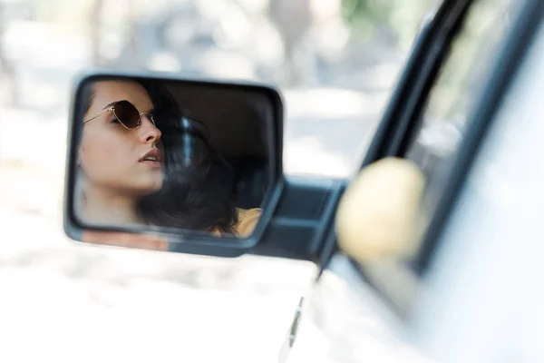 Foyer Sélectif Jeune Femme Attrayante Dans Miroir Voiture — Photo