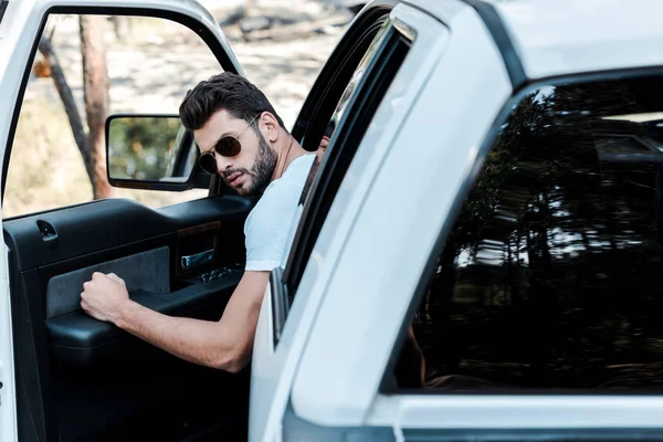 Enfoque Selectivo Del Hombre Barbudo Gafas Sol Que Abren Puerta —  Fotos de Stock