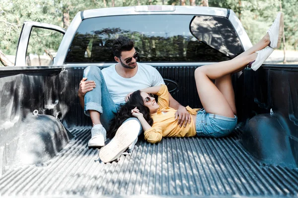 Kız Yakınında Araba Bagajında Oturan Güneş Gözlüğü Neşeli Adam — Stok fotoğraf