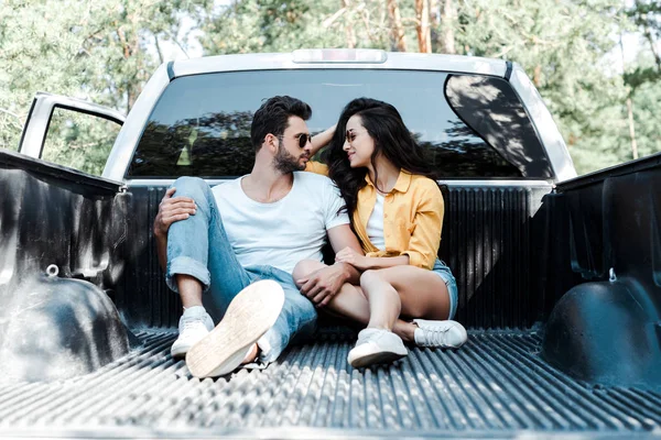 Handsome Man Sunglasses Sitting Car Trunk Looking Girl — Stock Photo, Image