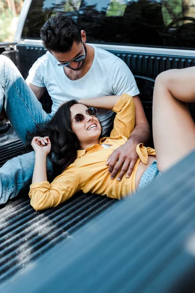 Selective Focus Handsome Man Sunglasses Sitting Car Trunk Looking Girl — Stock Photo, Image