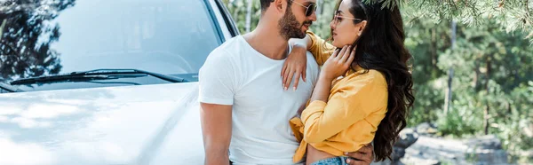 Panoramic Shot Handsome Man Hugging Attractive Woman Auto — Stock Photo, Image