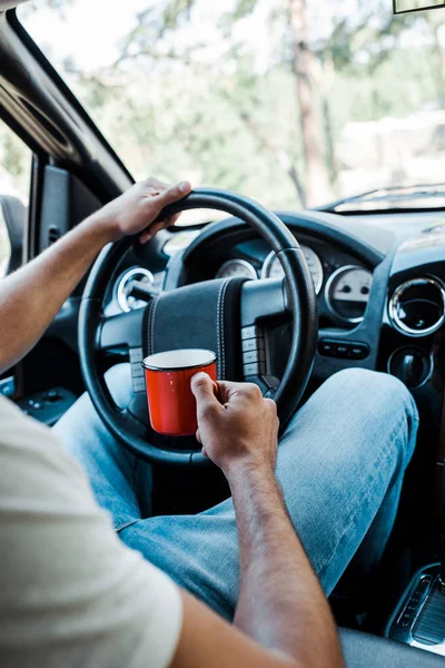 Visão Recortada Homem Segurando Copo Tocando Volante — Fotografia de Stock