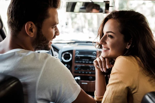 Side Άποψη Του Ευτυχισμένο Άνθρωπο Κοιτάζοντας Χαρούμενη Γυναίκα Στο Αυτοκίνητο — Φωτογραφία Αρχείου