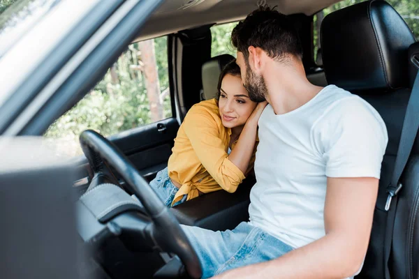 車の中であごひげの男の近くの女性の選択的な焦点 — ストック写真