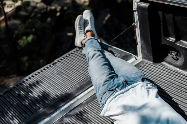 Vista Aérea Homem Deitado Jeans Jeans Azul Porta Malas Carro — Fotografia de Stock