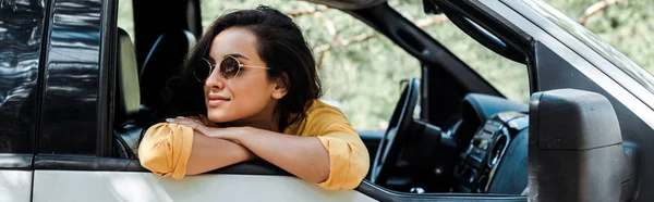 Panoramaaufnahme Eines Mädchens Mit Sonnenbrille Das Aus Dem Autofenster Lächelt — Stockfoto