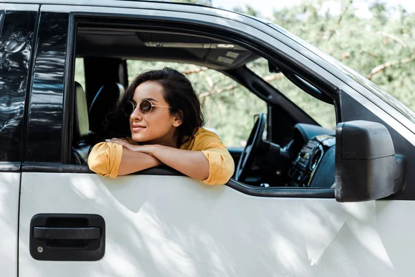 Happy Girl Sunglasses Smiling Car Window — Stock Photo, Image