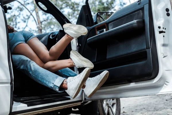 Vista Recortada Hombre Mujer Joven Besándose Coche Moderno —  Fotos de Stock