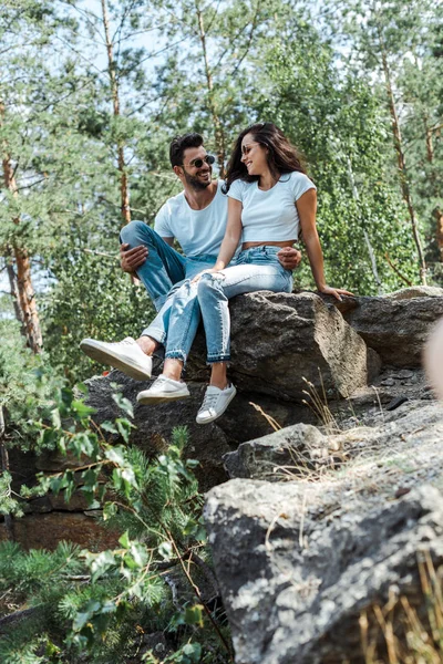 Messa Fuoco Selettiva Uomo Donna Seduti Rocce Vicino Agli Alberi — Foto Stock