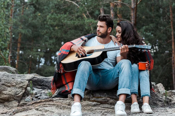 Jóképű Ember Játszik Akusztikus Gitár Közelében Boldog Lány — Stock Fotó