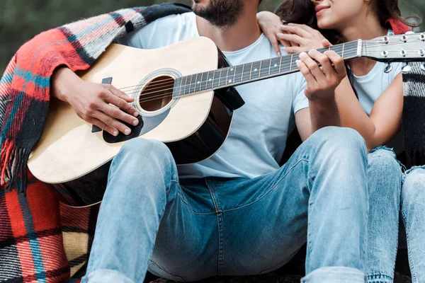 Visão Cortada Homem Tocando Guitarra Acústica Perto Menina Feliz — Fotografia de Stock