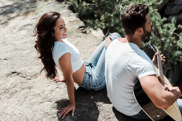 Vista Aérea Del Hombre Barbudo Tocando Guitarra Acústica Cerca Mujer — Foto de Stock