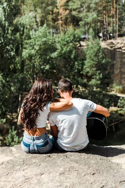 Vista Trasera Chica Cerca Del Hombre Tocando Guitarra Acústica Los — Foto de Stock