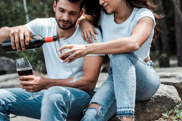 Hombre Guapo Verter Vino Tinto Botella Cerca Mujer Joven — Foto de Stock