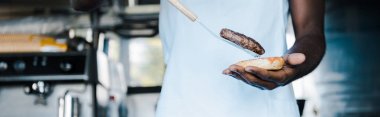 burger hazırlarken spatula tutan afrian amerikan adam panoramik çekim 