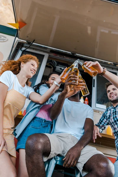 Baixo Ângulo Visão Amigos Multiculturais Felizes Batendo Garrafas Com Cerveja — Fotografia de Stock