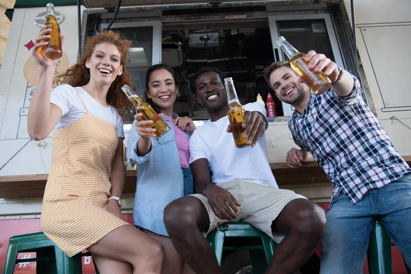 Vista Basso Angolo Amici Multiculturali Felici Che Tengono Bottiglie Con — Foto Stock