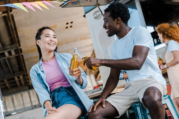 맥주와 깜박이는 아프리카 미국인 쾌활한 아시아 소녀의 선택적 — 스톡 사진