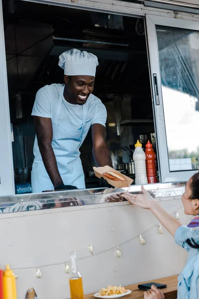 Selective Focus Cheerful African American Man Giving Carton Plate French — Stock Photo, Image