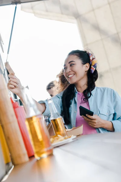 Enfoque Selectivo Alegre Mujer Asiática Celebración Tarjeta Crédito Cerca Los — Foto de Stock