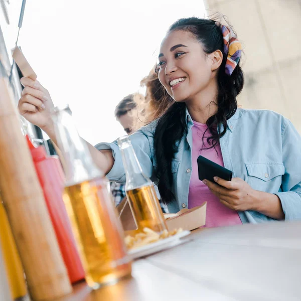 Selettivo Fuoco Felice Asiatico Donna Holding Credit Card Customers Food — Foto Stock