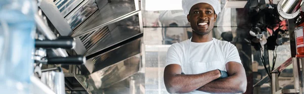 Panoramische Shot Van Positieve Afro Amerikaanse Chef Kok Staande Met — Stockfoto