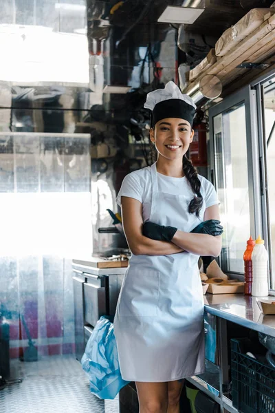 Veselá Asijská Žena Stojící Zkřížené Náručí Potravinářském Autě — Stock fotografie