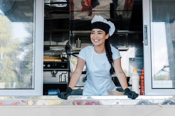 Feliz Asiático Mujer Sombrero Chef Uniforme Sonriendo Comida Camión — Foto de Stock