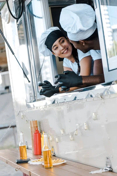 Alegre Asiático Chica Mirando Africano Americano Hombre Comida Camión — Foto de Stock