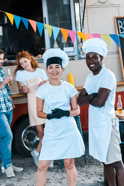 Вибірковий Фокус Щасливих Мультикультурних Кухарів Які Посміхаються Поблизу Продовольчої Вантажівки — стокове фото