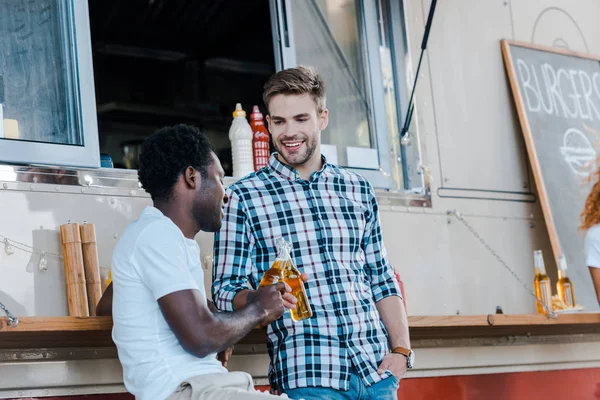 Homens Multiculturais Alegres Batendo Garrafas Com Cerveja Perto Caminhão Comida — Fotografia de Stock