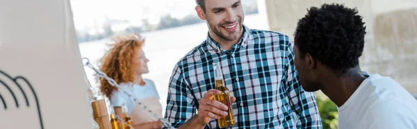 Plano Panorámico Hombre Guapo Mirando Amigo Afroamericano — Foto de Stock