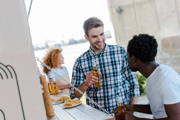 Selective Focus Handsome Multicultural Friends Holding Beer — Stock Photo, Image