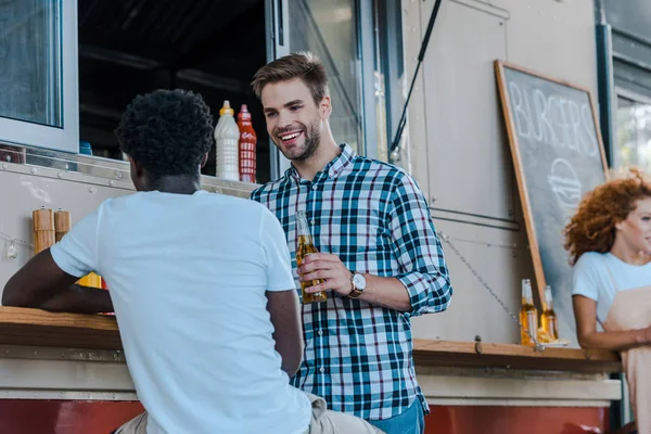 Селективное Внимание Красивого Мужчины Смотрящего Африканского Американского Друга Держащего Пиво — стоковое фото