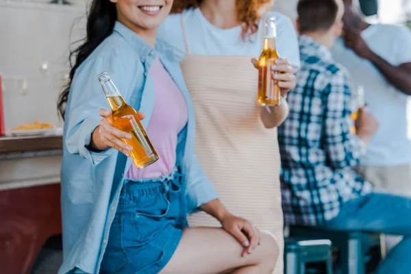 Bijgesneden Weergave Van Gelukkige Meisjes Houden Flessen Bier Buurt Van — Stockfoto