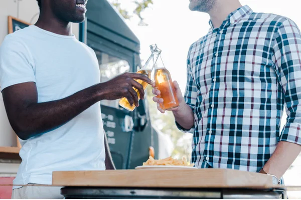 Przycięte Widok Wesoły Wielokulturowych Mężczyzn Opiekania Butelek Piwa Pobliżu Frytki — Zdjęcie stockowe